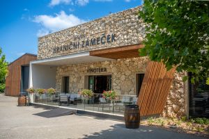 Hudba na kolech ve vinařském areálu Hraniční Zámeček