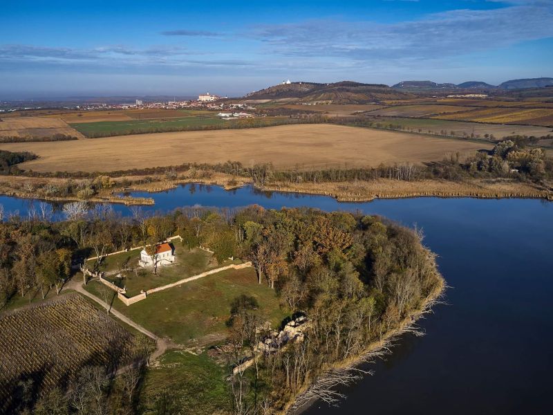 Cibulkovic rodinné BIO vinařství a sklepy VINO CIBULKA - letohrádek Portz Insel - Bistro s "degustáriem" pod širým nebem