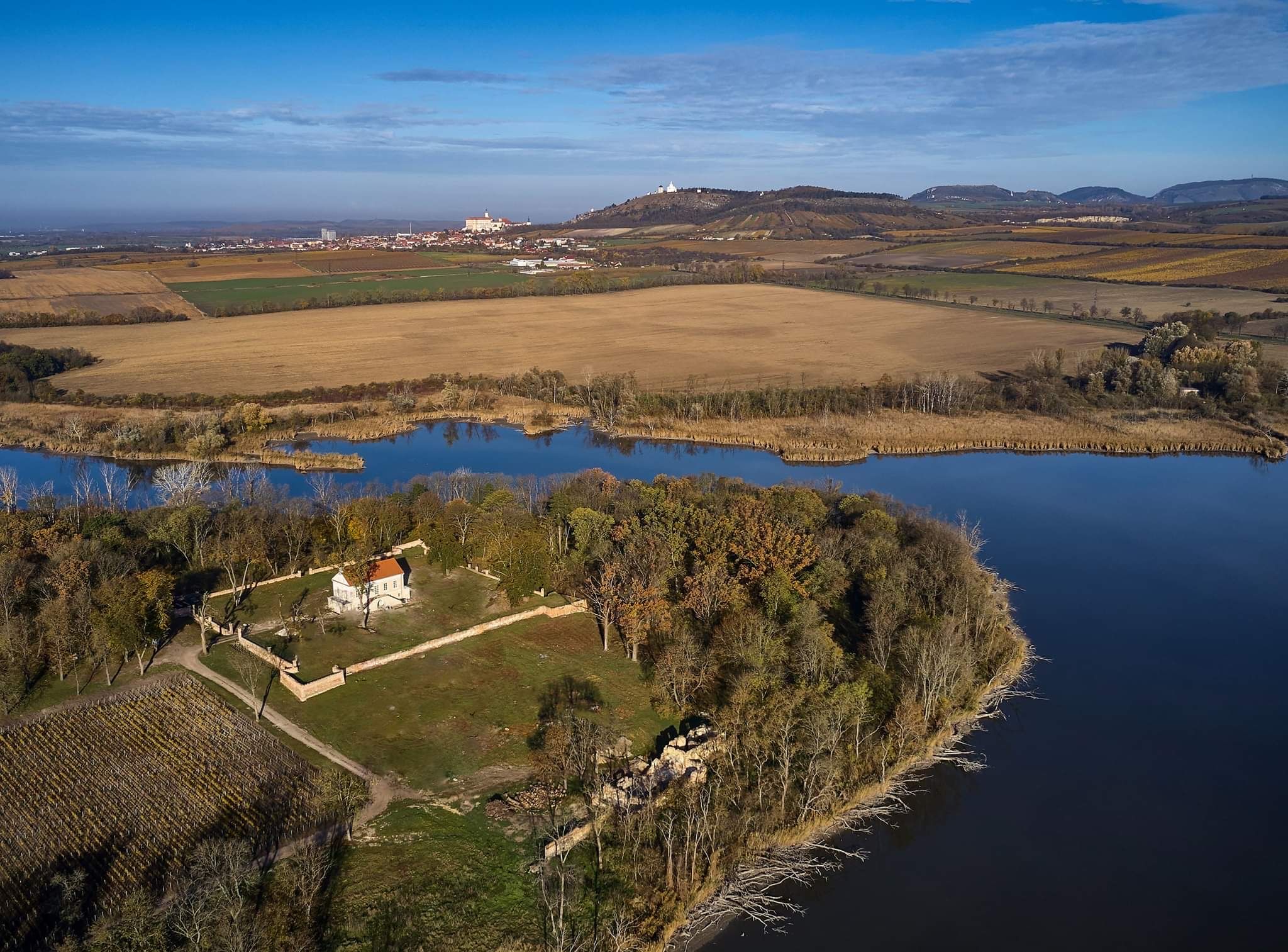 Cibulkovic rodinné BIO vinařství a sklepy VINO CIBULKA - letohrádek Portz Insel - Bistro s "degustáriem" pod širým nebem